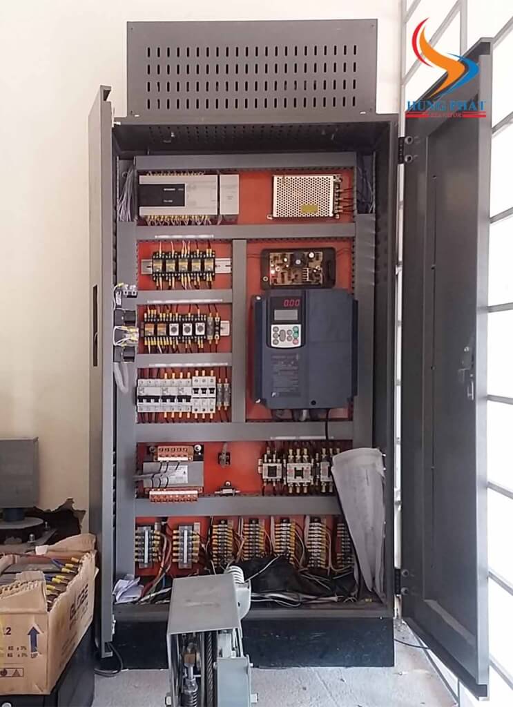Tủ điều khiển tín hiệu thang máy PLC