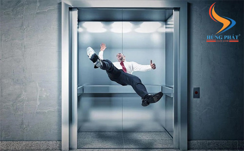 Làm gì khi thang máy rơi tự do