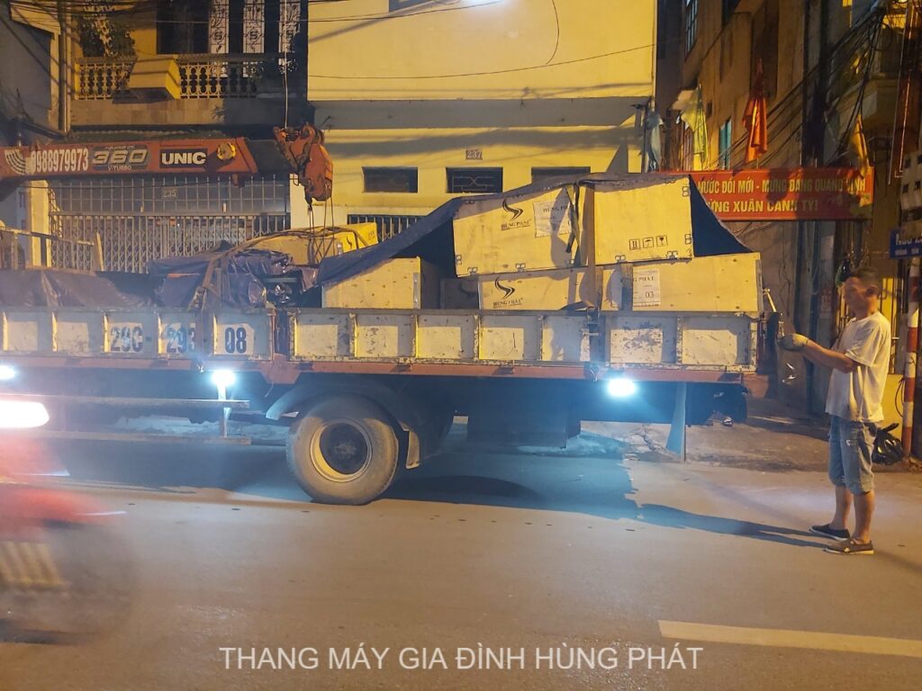 Xe vận chuyển linh kiện lắp đặt thang máy gia đình cô Việt - Hoàng Hoa Thám, Hà Nội