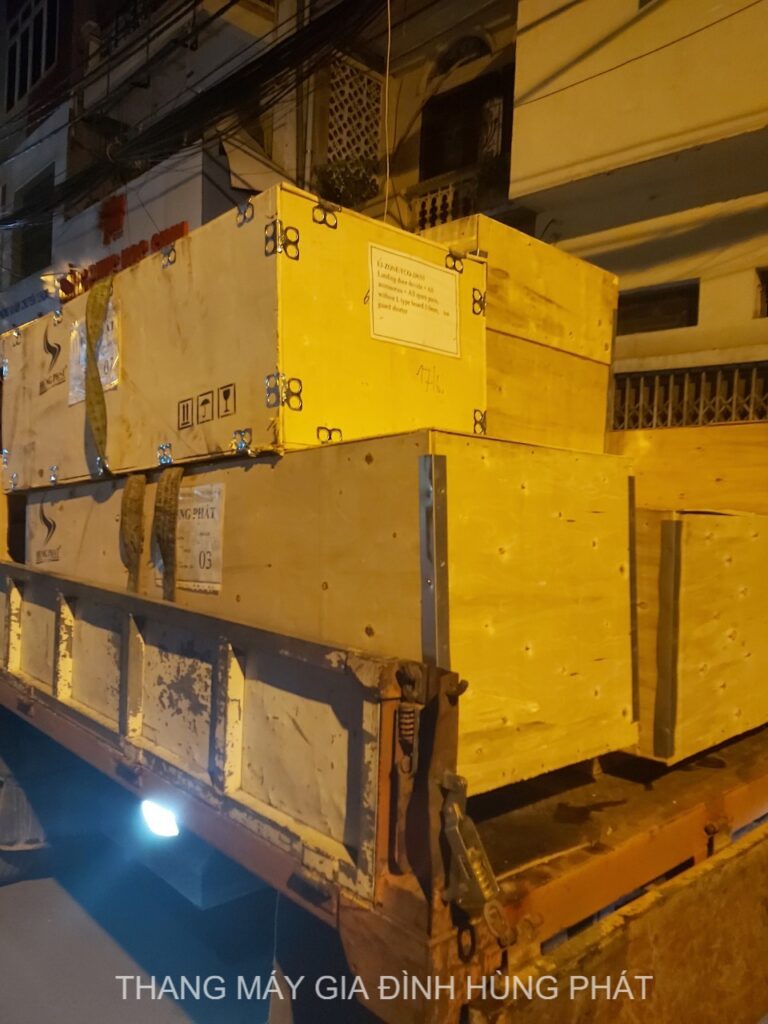 Các thiết bị lắp đặt thang máy gia đình cô Việt được đóng trong thùng gỗ
