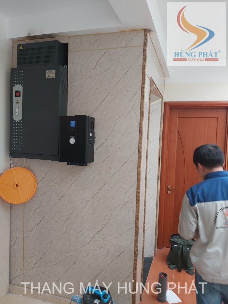 Tủ điện và động cơ thang máy gia đình cô Việt được lắp ngay bên hông thang máy