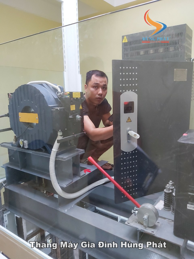 Lắp đặt thiết bị phòng máy thang vách kính gia đình tại Hà Giang