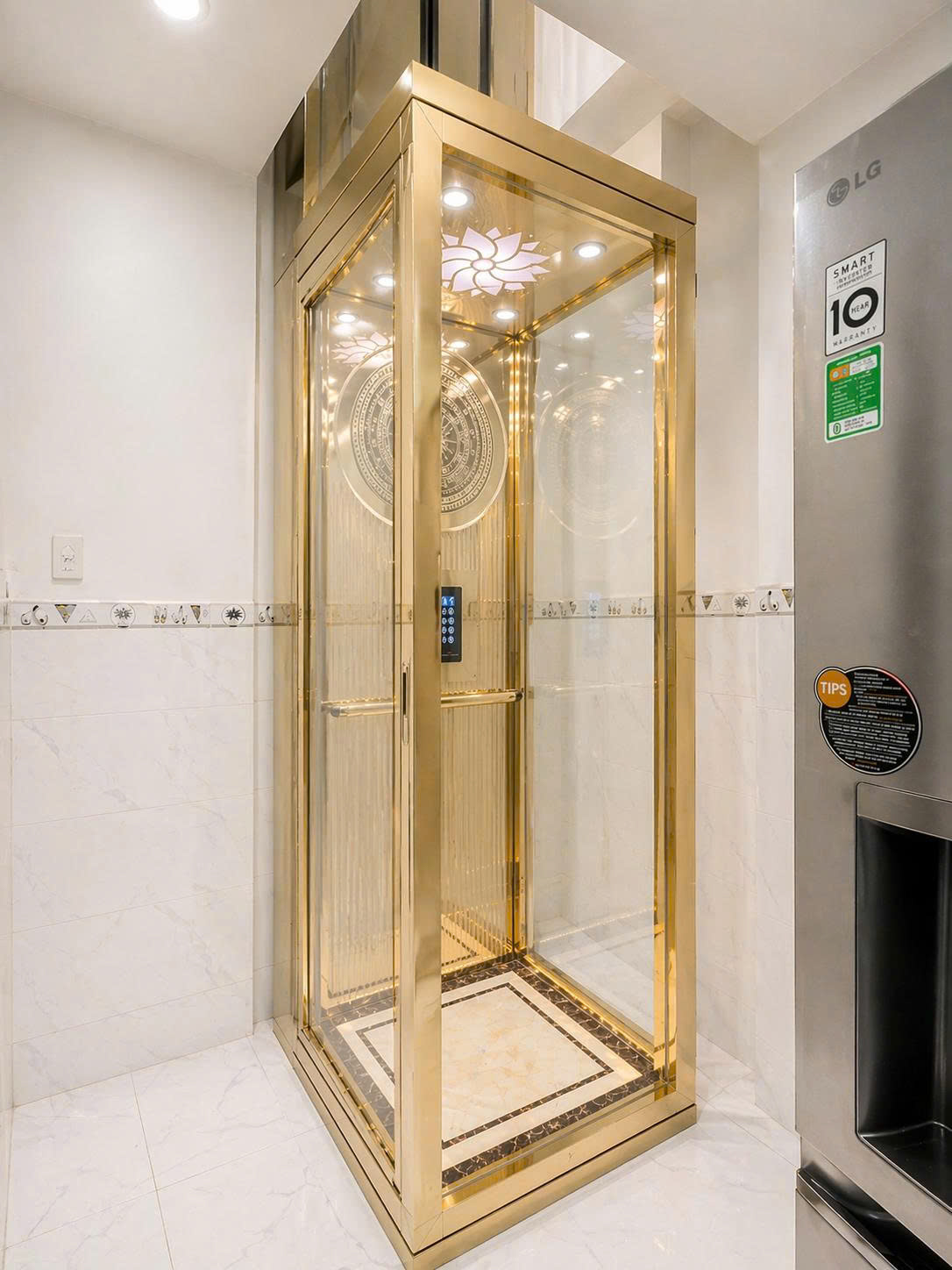 Thang máy thủy lực gia đình body inox vàng lắp đặt nhà phố — Hùng Phát
