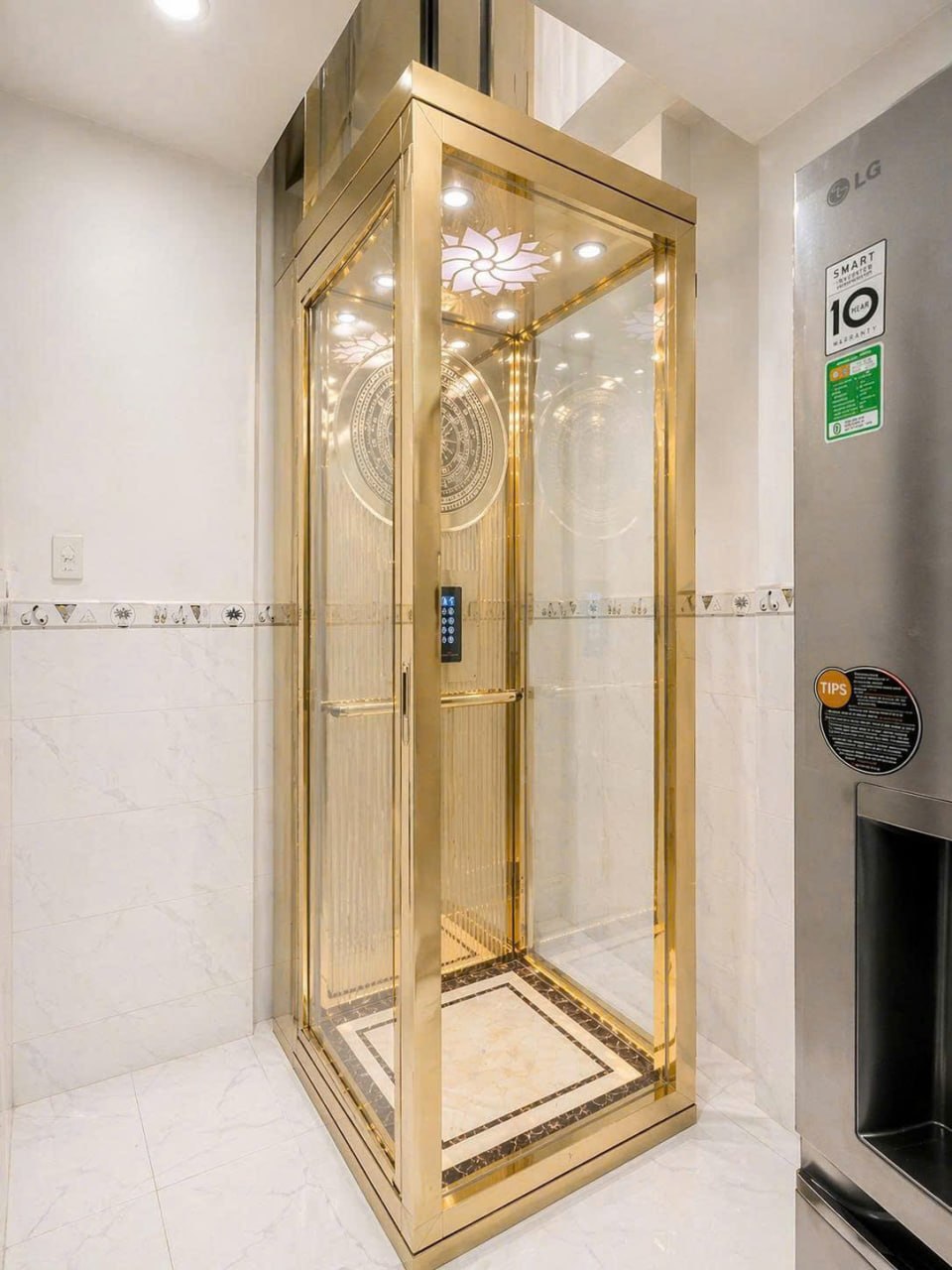 Thang máy thủy lực gia đình kính inox vàng - Hùng Phát