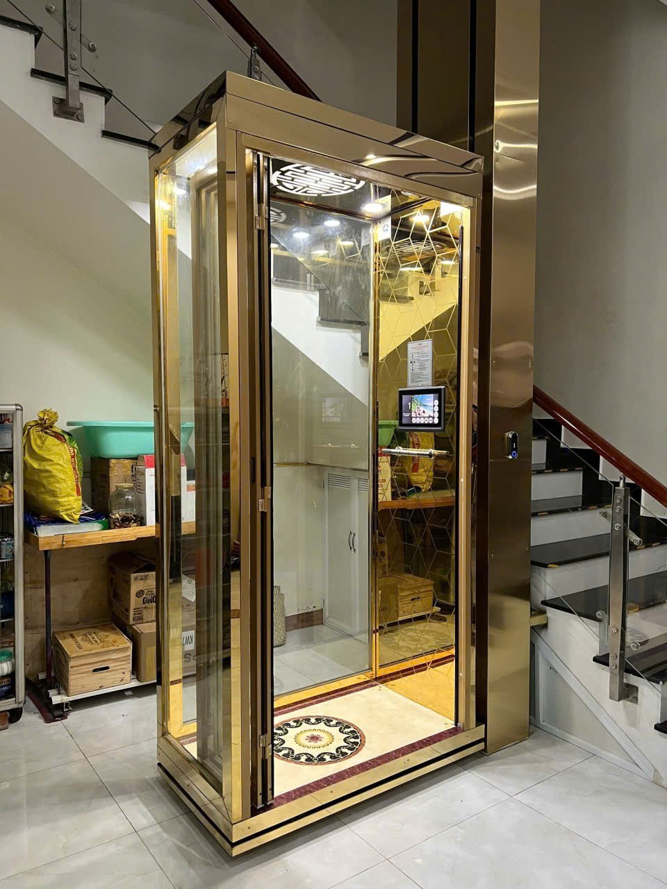 Thang máy thủy lực inox vàng lắp đặt nhà phố - Hùng Phát